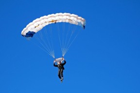 开云电子-勇士队史传奇：张伯伦、里克巴里、库里，他们的贡献如何？，张伯伦vs里德